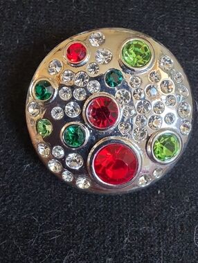 STYLE DOTS Crystal Cluster Statement Snap with Red and Green Accents